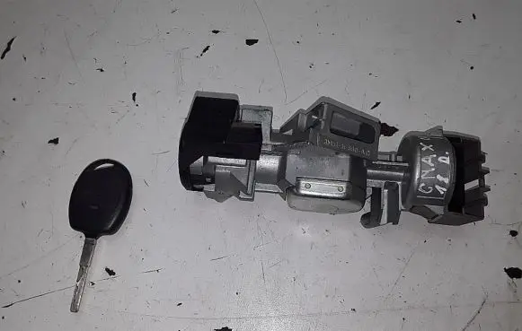 Ford C-MAX I Ignition lock 3M51-3F880-AC