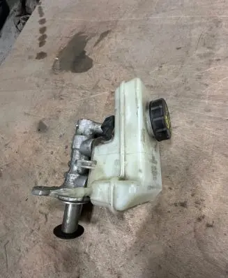 Volkswagen PASSAT B7 Master brake cylinder 5N0945457A 1K0945459A