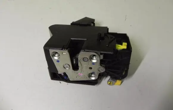 Dacia Sandero Loading door lock 825037563RC I4348