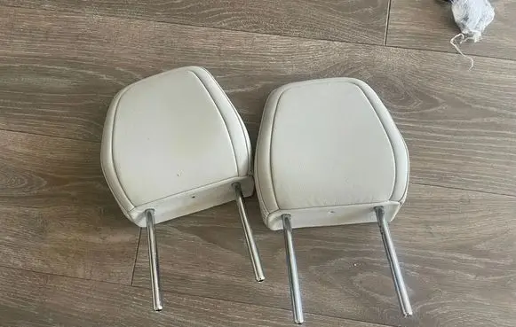 Volvo XC40 Front seat headrest