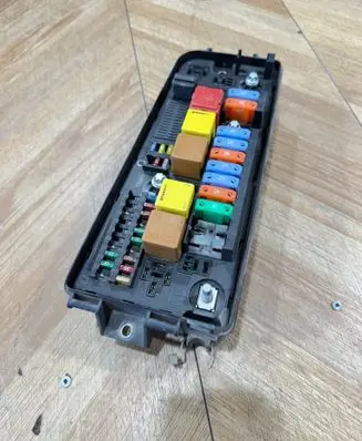 Opel Vectra C Fuse module 13144709 51906602 00203882