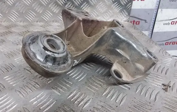 Volkswagen PASSAT B5 Engine mounting bracket 4B0199352B