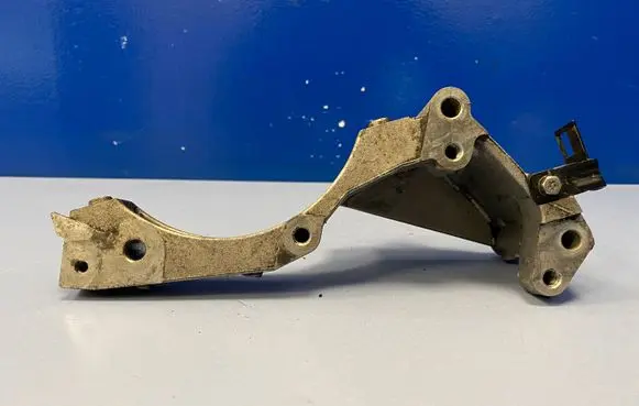 BMW 3 E92 E93 A/C compressor mount bracket 7838221 783822102 73681310