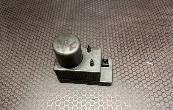 Mercedes-Benz C W203 Central locking vacuum pump 2038000048 0132006365 03176100272
