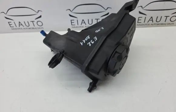 BMW 3 E92 E93 Coolant expansion tank/reservoir 7810592 17137810592