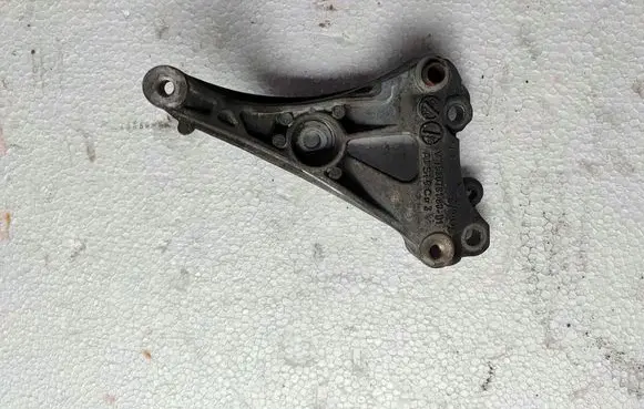 Peugeot 308 A/C compressor mount bracket V758078180