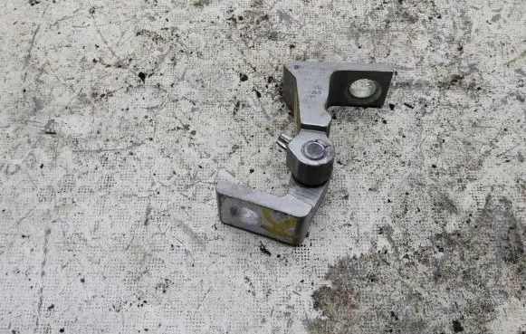 Volkswagen Golf Sportsvan Front door lower hinge 8K0831401K A046574