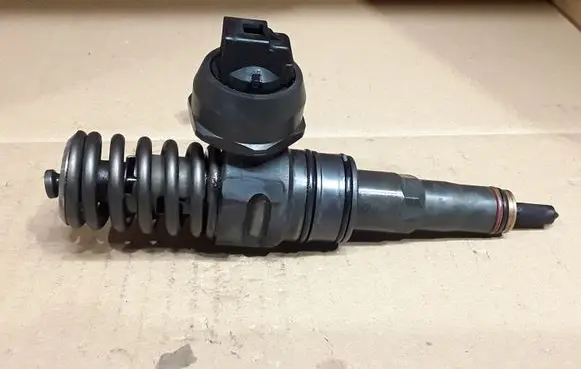 Volkswagen Golf V Fuel injector 038130073BN 0414720313