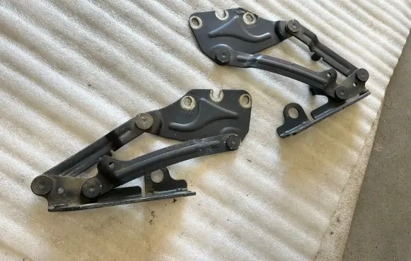 Volkswagen Golf Plus Engine bonnet/hood hinges 5M0823301 5M0823302
