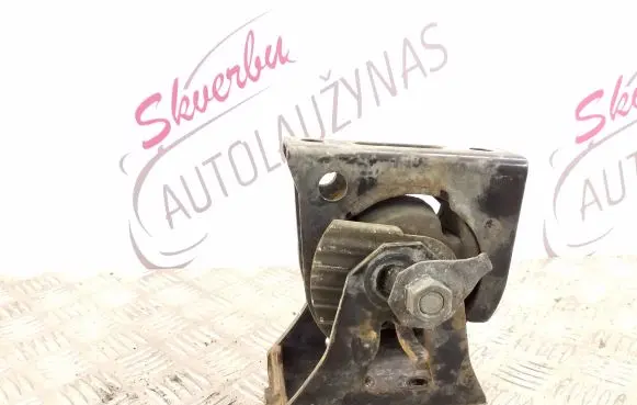Toyota RAV 4 (XA30) Engine mount bracket