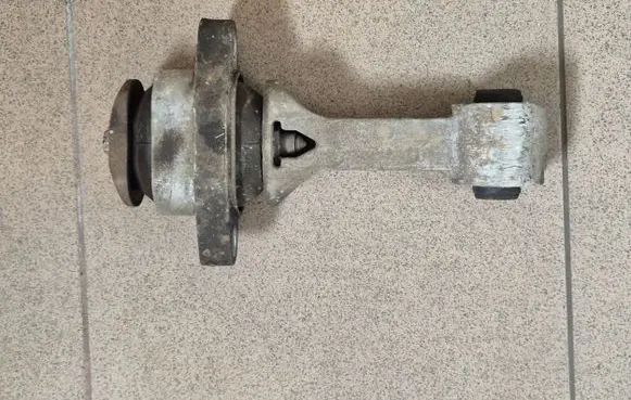 Gearbox mounting bracket