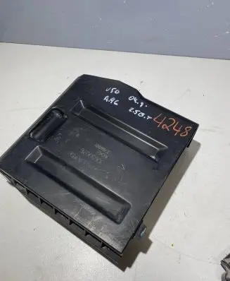 Volvo V50 Air filter box cover 30650076 16042