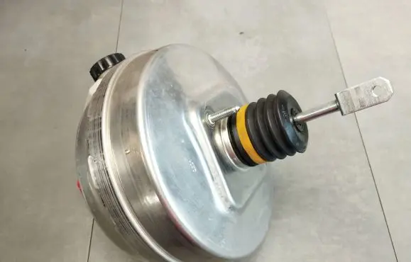 Mercedes-Benz CLS C218 X218 Brake booster A2124301430 03785732014