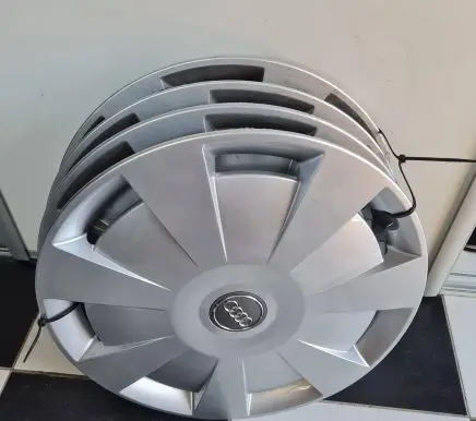 Audi A4 S4 B7 8E 8H R16 wheel hub/cap/trim 8V0601147C