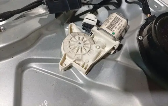 Volkswagen PASSAT B5 Front door window regulator motor 3B4837751A