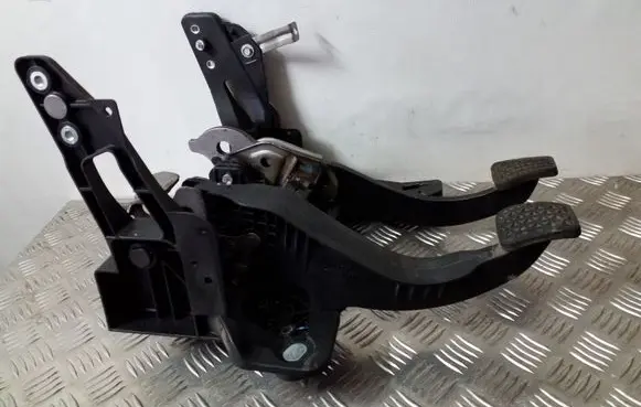 Opel Astra J Pedal assembly 