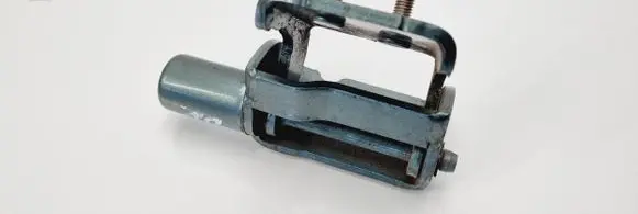 Renault Clio III Rear door lower hinge 864611