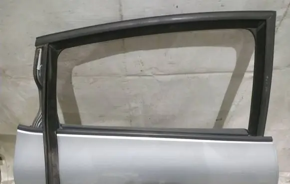 Seat Leon (1P) Rear door glass trim molding 