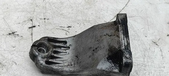 Engine mounting bracket