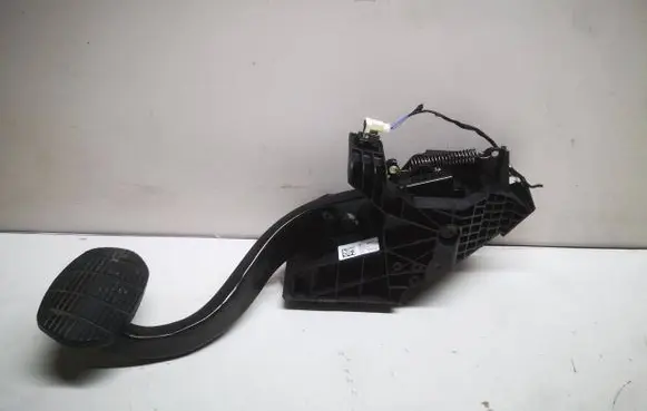 BMW 1 F40 Brake pedal 6856596