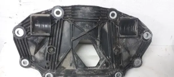 Volvo XC70 Rear differential/diff mount bracket 