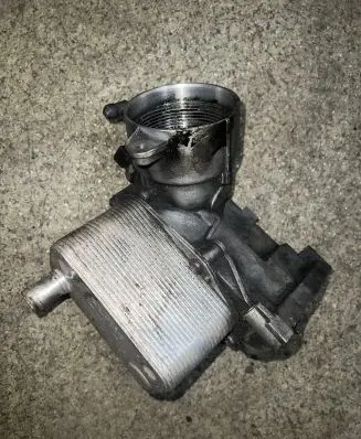 BMW 5 E39 Engine oil radiator 2247204 8792145 47006