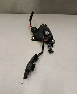 Accelerator throttle pedal