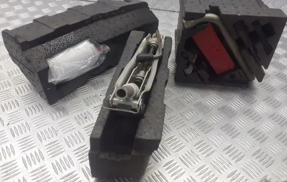 Audi A2 Spare wheel mounting bracket 
