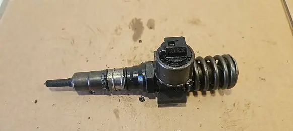 Volkswagen PASSAT B6 Fuel injector 03G130073G
