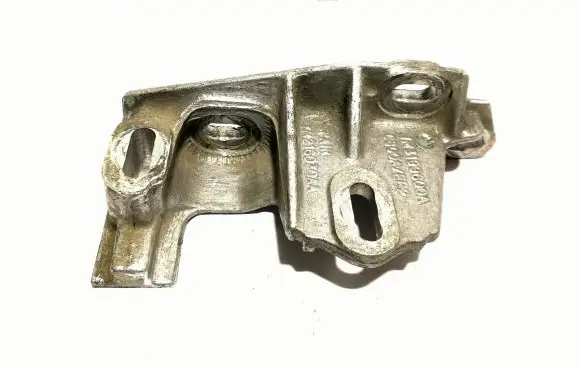 Engine mounting bracket