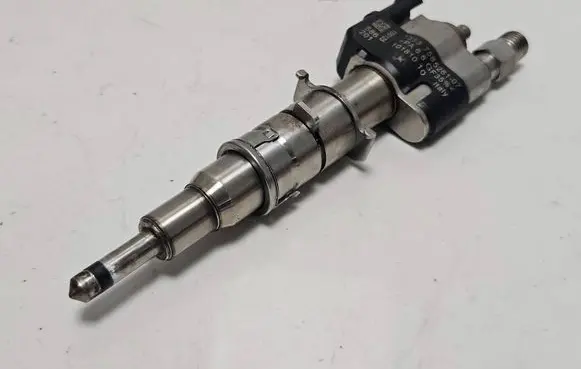 BMW 1 E82 E88 Fuel injector 7585261 10181010
