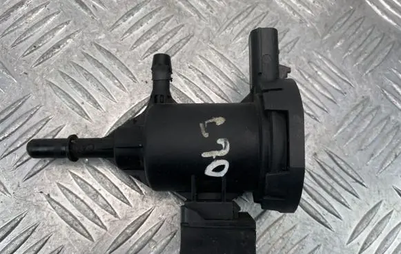 Mercedes-Benz GLK (X204) Vacuum valve A0014760532 1161B A66GF3