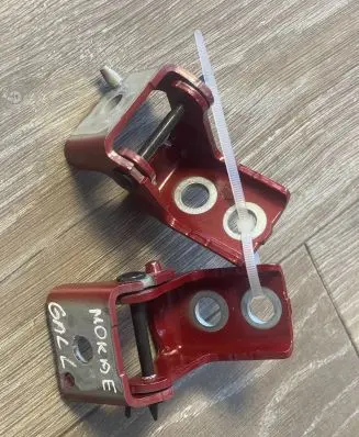 Opel Mokka B Rear door lower hinge 059T3