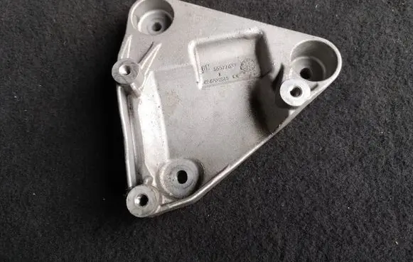 Opel Mokka A/C compressor mount bracket 55577637