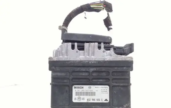 Volkswagen Golf III Engine control unit/module 032906026G 0261203647