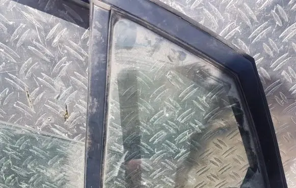 Rear vent window glass