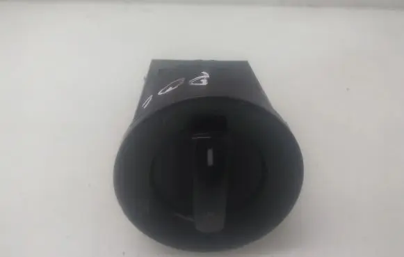 Volkswagen Polo IV 9N3 Light switch