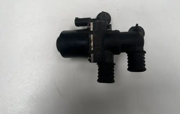 BMW 5 E60 E61 Coolant heater control valve 6920226