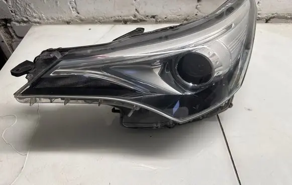 Toyota Avensis T270 Headlight/headlamp 