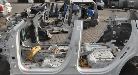 Mercedes-Benz EQB Pillar (middle) 