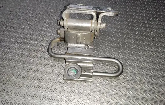 Skoda Superb B5 (3U) Rear door lower hinge 4B0833412D