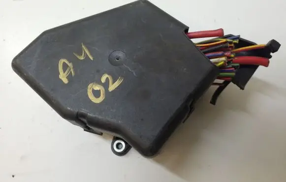 Audi A4 S4 B6 8E 8H Fuse module 8D2941824
