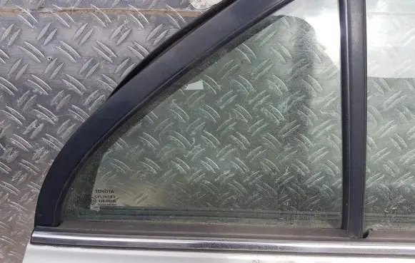 Rear vent window glass