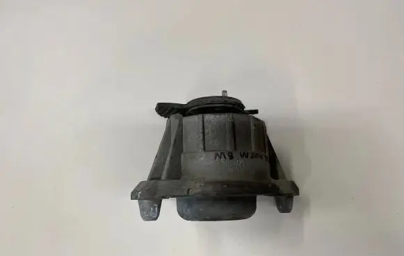 Mercedes-Benz C W204 Engine mount bracket A2042400117