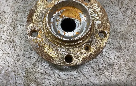 Front wheel hub