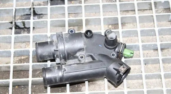 Land Rover Freelander 2 - LR2 Thermostat housing 9657182080