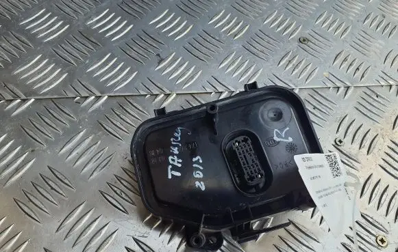Headlight/headlamp dust cover