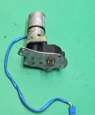 Mercedes-Benz E W210 Seat adjustment motor 2108200408 1155402