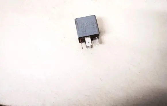 Volkswagen PASSAT B5.5 Other relay 8d0951253a v23134-b52-x301