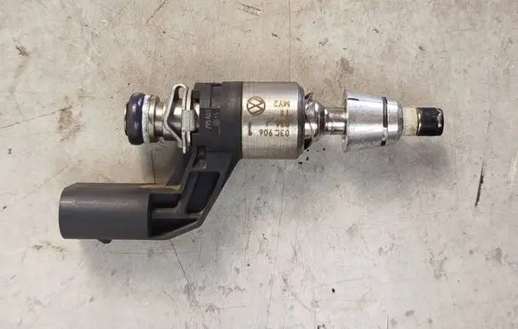 Volkswagen PASSAT B7 Fuel injector 03c906036j